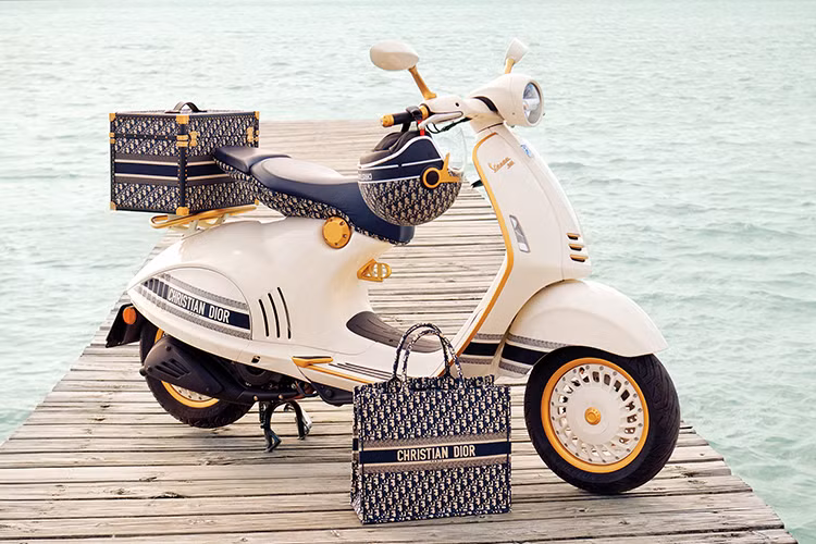 Kinh nghiệm mua xe tay ga cũng chú trọng đến độ tuổi và gu ăn mặc sao cho phù hợp. Ví dụ những phụ nữ gần 40 tuổi cầm lái những chiếc xe như: Piaggio Sprint hay Primavera, Yamaha Free Go và Latte, Honda SH hoặc SH Mode... sẽ phù hợp hơn những mẫu xe ga nhỏ gọn "giá mềm".