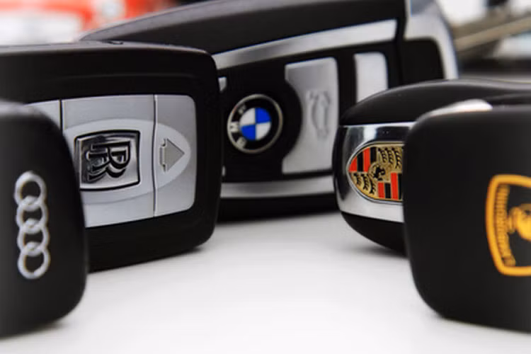 Nhìn vào những chiếc chìa khóa siêu xe được đính kim cương và pha lê, hay thậm chí một số còn được thiết kế để trông giống như một chiếc xe hơi thu nhỏ với giá lên đến mấy trăm ngàn đô, ngang ngửa giá của một chiếc xe hạng sang.