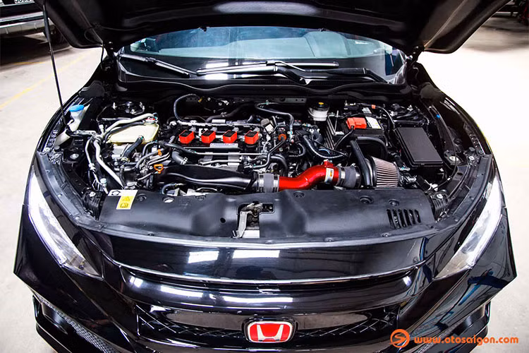 Nhờ các phụ kiện "hàng hiệu" và các chi tiết nâng cấp, chiếc Honda Civic 1.5 Turbo 2017 trong bài viết này đã được nâng từ mức công suất chỉ ở mức 170 mã lực lên đến gần 300 mã lực (thông tin từ chủ xe cung cấp).