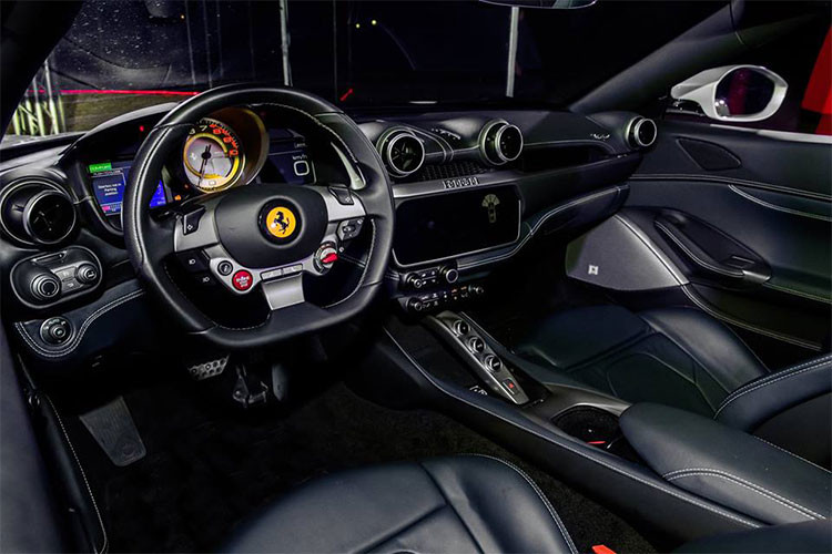 Bên trong siêu xe Ferrari Portofino là không gian nội thất hoàn toàn màu đen, tương tự người anh em GTC4Lusso. Xe sở hữu hệ thống thông tin giải trí đi kèm màn hình cảm ứng 10,2 inch và màn hình thông tin thứ cấp ở mặt táp-lô, ngay trước mặt hành khách trên ghế phụ lái.