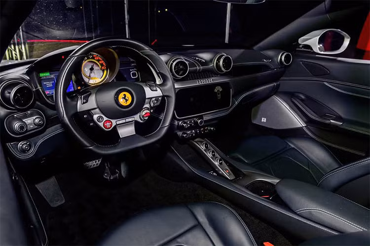 Bên trong siêu xe Ferrari Portofino là không gian nội thất hoàn toàn màu đen, tương tự người anh em GTC4Lusso. Xe sở hữu hệ thống thông tin giải trí đi kèm màn hình cảm ứng 10,2 inch và màn hình thông tin thứ cấp ở mặt táp-lô, ngay trước mặt hành khách trên ghế phụ lái.