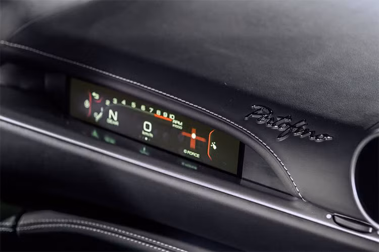 Những điểm nhấn khác bao gồm vô lăng 3 chấu, điều hòa không khí mới với hiệu suất tốt hơn dù mui đóng hay mở và ghế trước chỉnh điện 18 hướng... Ngoài ra, Ferrari Portofino còn được trang bị hệ thống cản gió mới, có tác dụng giảm tiếng ồn và giảm 30% lượng gió lọt vào bên trong nội thất khi xe mở mui.