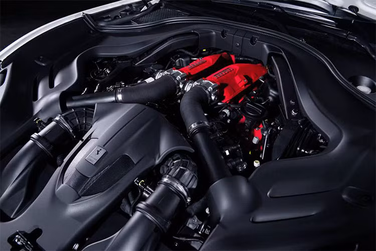 "Trái tim" của Ferrari Portofino là động cơ xăng V8, tăng áp kép, dung tích 3,9 lít lấy từ California T cũ. Động cơ này đã được cải tiến để tạo ra công suất tối đa 600 mã lực tại tua máy 7.500 vòng/phút và mô-men xoắn cực đại 760 Nm tại dải tua máy từ 3.000 - 5.250 vòng/phút. Động cơ kết hợp với hộp số tự động ly hợp kép 7 cấp F1.