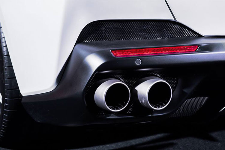 Siêu xe mui trần Ferrari Portofino 2018 được trang bị mui xếp cứng và chỉ mất khoảng thời gian từ 14 đến 16 giây để đóng hoặc mở mui. Mui cứng trên Ferrari Portofino vẫn có thể hoạt động ngay cả khi xe chạy, nhưng hãng siêu xe Ý khuyến cáo tốc độ xe dưới 50 km/h.