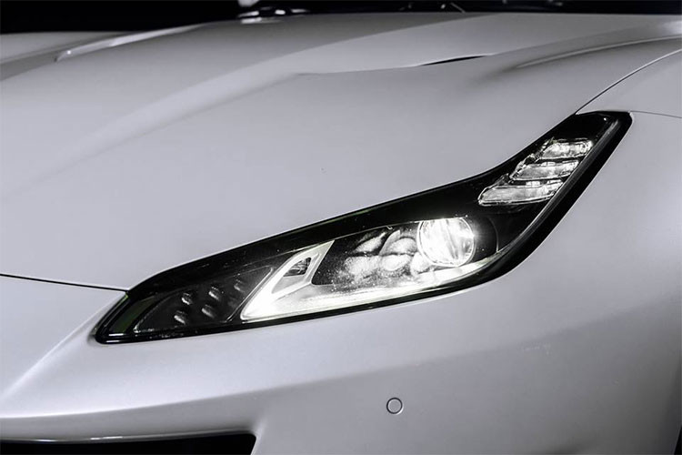 Siêu xe mui trần Ferrari Portofino ra mắt tại Singapore được khoác áo trắng Bianco đẹp mắt đi kèm nội thất màu đen. Ngoài ra, đơn vị phân phối dòng siêu xe Ferrari tại Singapore cũng cho trưng bày 2 chiếc Ferrari Portofino tại phòng trưng bày phục vụ khách tham quan chiêm ngưỡng.