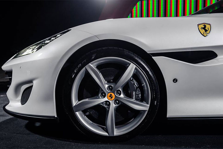 Ngoại hình Ferrari Portofino được vay mượn thiết kế từ 2 mẫu siêu xe nhà "ngựa chồm" khác là 812 Superfast và GTC4Lusso. Xe sở hữu chiều dài tổng thể 4.586 mm, rộng 1.938 mm, cao 1.318 mm và chiều dài cơ sở 2.670 mm. Bên cạnh đó, siêu xe mui trần này còn nặng 1.664 kg và có tỷ lệ phân bố trọng lượng 46% trước/54% sau.