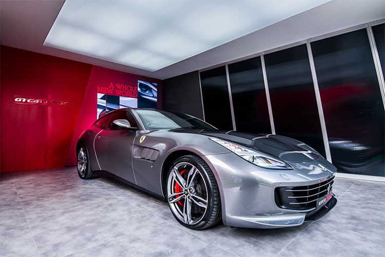 Ferrari Portofino có thể tăng tốc từ 0-100 km/h trong 3,5 giây, 0-200 km/h trong 10,8 giây và đạt vận tốc tối đa 320 km/h. Không chỉ mạnh hơn California T, Ferrari Portofino còn tiết kiệm nhiên liệu hơn với mức tiêu thụ trung bình chỉ còn 10,7 lít/100 km. Kèm thưo đó là hệ thống trợ lực lái điện và hệ thống giảm chấn SCM-E nâng cấp trên Portofino.