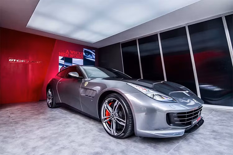 Ferrari Portofino có thể tăng tốc từ 0-100 km/h trong 3,5 giây, 0-200 km/h trong 10,8 giây và đạt vận tốc tối đa 320 km/h. Không chỉ mạnh hơn California T, Ferrari Portofino còn tiết kiệm nhiên liệu hơn với mức tiêu thụ trung bình chỉ còn 10,7 lít/100 km. Kèm thưo đó là hệ thống trợ lực lái điện và hệ thống giảm chấn SCM-E nâng cấp trên Portofino.