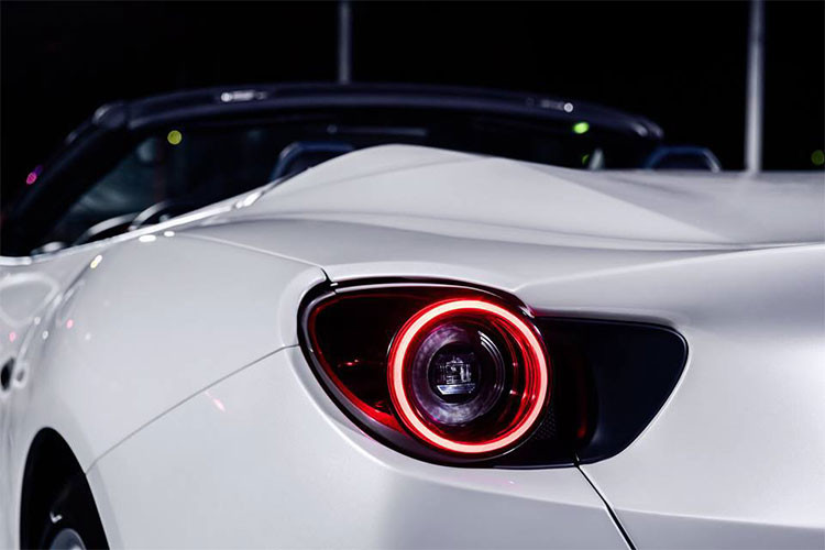 Mẫu siêu xe Ferrari Portofino mui trần mới này được xem là sẽ thay thế cho dòng California sau 10 năm tại vị với 2 phiên bản là tiêu chuẩn và California T. Tên gọi Portofino của siêu xe mui trần này được lấy từ một thành phố nhỏ nằm ở phía Tây Bắc nước Ý. 