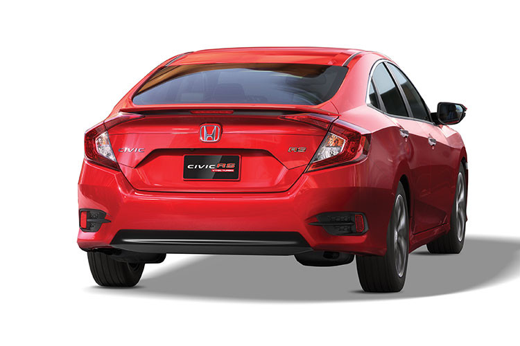 Ngoài ra, có thể dễ dàng nhận biết phiên bản RS cao cấp nhất bởi mặt ca-lăng sơn đen mờ và logo RS phía trước. Đuôi xe ở 3 phiên bản của Honda Civic 2019 đều được trang bị đèn hậu LED cùng đèn phanh treo cao. 