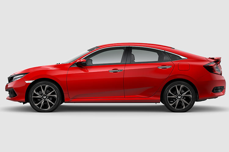 Honda Civic 2019 mới có kích thước tổng thể là 4.648 mm dài x 1.799 mm rộng x 1.416 mm cao, chiều dài cơ sở xe là 2.700 mm, khoảng sáng gầm 133 mm, bán kính quay vòng 5,3 m. Xe được nhập từ Thái Lan về Việt Nam với 3 phiên bản là Civic E, Civic G và Civic RS.