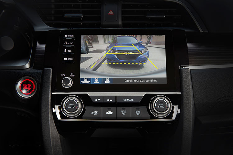 Honda Civic 2019 được trang bị màn hình cảm ứng 7 inch, điều hòa tự động cho cả 3 phiên bản. Ở 2 phiên bản cao cấp thì màn hình cảm ứng được tích hợp Apple CarPlay và Android Auto, đồng thời được trang bị chìa khóa thông minh khởi động từ xa, đèn pha tự động. Phiên bản thấp không sở hữu những tính năng này.