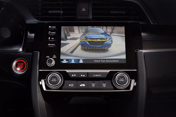 Honda Civic 2019 được trang bị màn hình cảm ứng 7 inch, điều hòa tự động cho cả 3 phiên bản. Ở 2 phiên bản cao cấp thì màn hình cảm ứng được tích hợp Apple CarPlay và Android Auto, đồng thời được trang bị chìa khóa thông minh khởi động từ xa, đèn pha tự động. Phiên bản thấp không sở hữu những tính năng này.