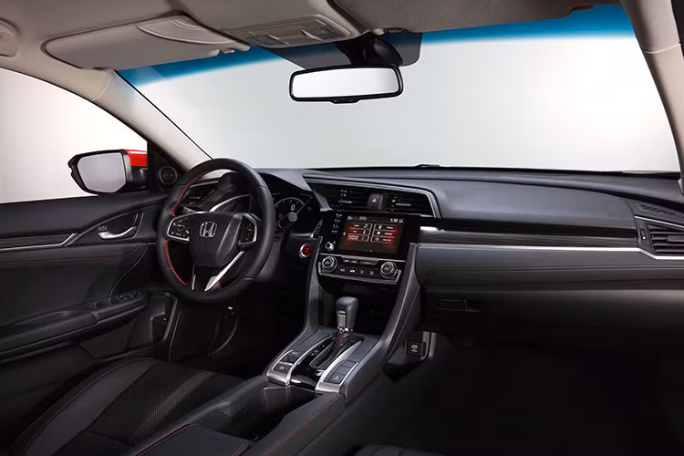 Về nội thất, 2 phiên bản cao cấp được trang trí táp-lô bằng chi tiết kim loại phay xước, sử dụng đồng hồ tốc độ kỹ thuật số, vô lăng bọc da, ốp vô lăng Chrome và ghế bọc da. Trong khi đó phiên bản thấp nhất chỉ được trang bị ghế nỷ, đồng hồ Analog, các chi tiết trang trí táp-lô, vô lăng, ốp vô lăng chỉ sử dụng nhựa đen.