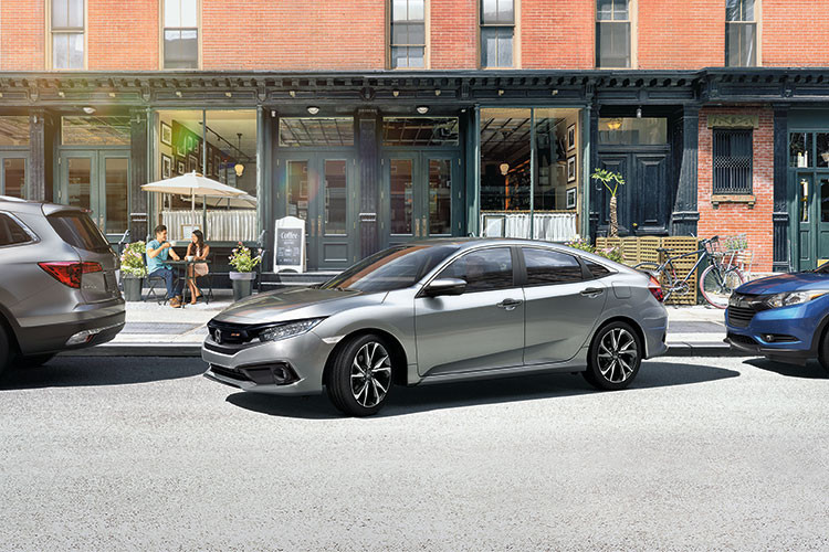 Giá bán Honda Civic 2019 từ 729-934 triệu, trong khi thế hệ trước có giá từ 763-903 triệu đồng. Phiên bản tiêu chuẩn có giá dễ chịu hơn khoảng 30 triệu, trong khi việc nâng cấp từ bản L lên bản RS khiến giá bán của Civic tăng khoảng 30 triệu đồng. Với việc thay động cơ 1.5L tăng áp thành động cơ 1.8L hút khí tự nhiên, bản Civic G cũng giảm được giá khoảng 30 triệu đồng so với thế hệ trước.