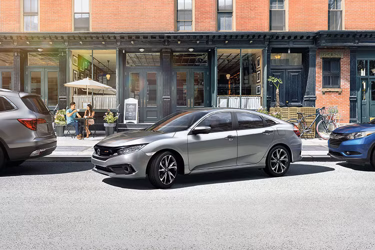 Giá bán Honda Civic 2019 từ 729-934 triệu, trong khi thế hệ trước có giá từ 763-903 triệu đồng. Phiên bản tiêu chuẩn có giá dễ chịu hơn khoảng 30 triệu, trong khi việc nâng cấp từ bản L lên bản RS khiến giá bán của Civic tăng khoảng 30 triệu đồng. Với việc thay động cơ 1.5L tăng áp thành động cơ 1.8L hút khí tự nhiên, bản Civic G cũng giảm được giá khoảng 30 triệu đồng so với thế hệ trước.