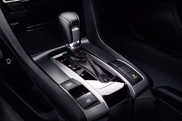 Honda Civic 2019 được trang bị động cơ 1.8L SOHC i-VTEC, phun xăng điện tử có công suất 139 mã lực tại 6.500 vòng/phút, mô-men xoán cực đại 174Nm tại 4.300 vòng/phút cho 2 phiên bản E và G. Phiên bản RS sử dụng động cơ tăng áp 1.5L DOHC VTEC Turbo, phun xăng trực tiếp có công suất cực đại 170 mã lực tại 5.500 vòng/phút, mô- men xoắn cực đại 220 Nm tại 1.700-5.500 vòng/phút.