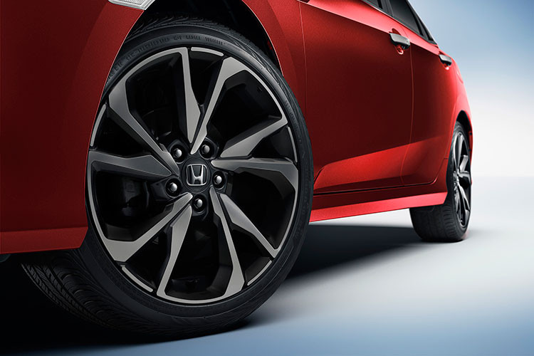 Hai phiên bản cao cấp là G và RS được trang bị tay nắm cửa mạ Chrome, gương chiếu hậu chỉnh điện, gập điện, tích hợp đèn xi nhan LED. Trong khi đó phiên bản thấp chỉ sử dụng gương chiếu hậu chỉnh điện và đèn vị trí hông xe sẽ chuyển thành đèn xi nhan. Phiên bản RS sử dụng bộ la- zăng đa chấu 18 inch trong khi ở 2 phiên thấp hơn là 16 inch.