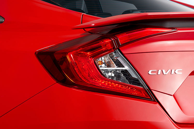 Ở phiên bản RS đèn phanh treo cao là đèn LED được tích hợp trên cánh lướt gió. Ngoài ra phiên bản này còn được trang bị ống xả kép thể thao, trong khi ở 2 phiên bản thấp hơn chỉ được trang bị ống xả đơn.