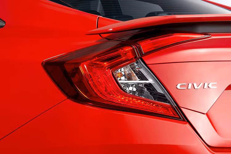 Ở phiên bản RS đèn phanh treo cao là đèn LED được tích hợp trên cánh lướt gió. Ngoài ra phiên bản này còn được trang bị ống xả kép thể thao, trong khi ở 2 phiên bản thấp hơn chỉ được trang bị ống xả đơn.