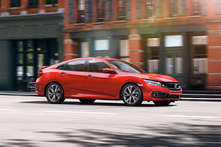 Tiếp nối những giá trị đã tạo nên bản sắc của Honda Civic thế hệ thứ 10, Honda Civic 2019 mới với những thay đổi mạnh mẽ về thiết kế ngoại thất cũng như nội thất, đem đến một diện mạo mới nhấn mạnh cá tính trẻ trung, năng động và sự bứt phá mạnh mẽ trên từng đường nét tiếp tục trở thành mẫu xe được nhiều khách hàng yêu thích.