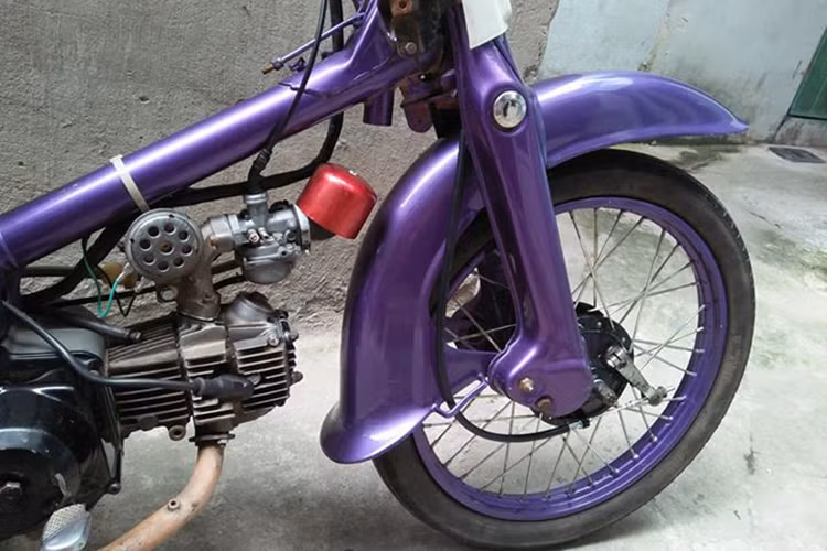 Do sử dụng chung cơ sở khung, máy và hệ thống treo giống các phiên bản Super Cub khác nên các biến thể Cub cũng thường xuyên được người chơi xe độ lại và làm mới khá đơn giản, dễ dàng. Chiếc Honda Super Cub 50 trong bài là một ví dụ khi người chơi chỉ độ nhẹ với chi phí không cao, nhưng nó lại vẫn mang những nét mới mẻ riêng biệt và bắt mắt.