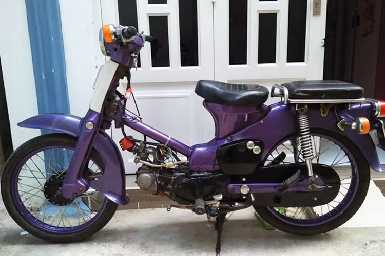 Hiện tại, đa số những chiếc xe máy Honda Super Cub đời cũ tại Việt Nam được giữ nguyên bản và còn được giữ gìn như mới hiện khá ít, nếu có nó cũng được rao bán với mức giá lên đến cả trăm triệu đồng. Chiếc xe máy Honda Cub 50 trong bài thuộc sở hữu của một người chơi xe tại Sài Gòn, nó hiện đang được rao bán với giá chỉ 5,5 triệu đồng.