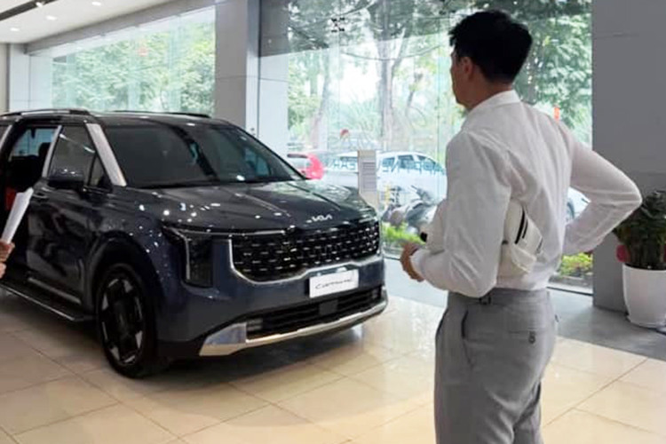 Ca nương Kiều Anh là 1 trong 30 chị đẹp góp mặt tại "Chị đẹp đạp gió 2024". Sau khoảng thời gian rút lui khỏi nghệ thuật, tập trung kinh doanh và chăm sóc cho gia đình, Kiều Anh tái xuất khi đến với "Chị đẹp đạp gió 2024". Mới đây, trên mạng xã hội, nữ ca sĩ đã chia sẻ niềm vui khi nhận được món quà bất ngờ từ chồng, là một chiếc Kia Carnival 2024 mới.