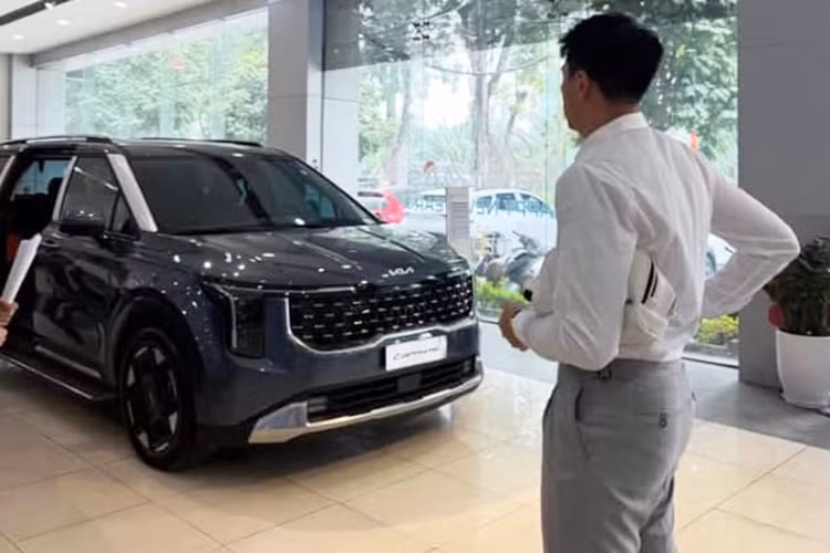 Ca nương Kiều Anh là 1 trong 30 chị đẹp góp mặt tại "Chị đẹp đạp gió 2024". Sau khoảng thời gian rút lui khỏi nghệ thuật, tập trung kinh doanh và chăm sóc cho gia đình, Kiều Anh tái xuất khi đến với "Chị đẹp đạp gió 2024". Mới đây, trên mạng xã hội, nữ ca sĩ đã chia sẻ niềm vui khi nhận được món quà bất ngờ từ chồng, là một chiếc Kia Carnival 2024 mới.