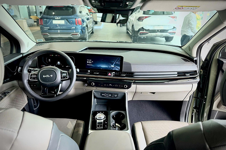 Về nội thất, bên trong khoang cabin của Kia Carnival 2024 được bố trí khá hiện đại với màn hình giải trí trung tâm và bảng đồng hồ kỹ thuật số có cùng kích thước 12,3 inch nối liền với nhau, tạo thành cụm màn hình kép. Ngoài ra, xe còn có tính năng hiển thị thông tin trên kính lái (HUD). 