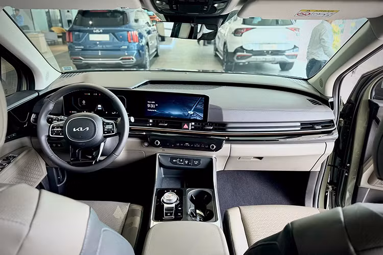 Về nội thất, bên trong khoang cabin của Kia Carnival 2024 được bố trí khá hiện đại với màn hình giải trí trung tâm và bảng đồng hồ kỹ thuật số có cùng kích thước 12,3 inch nối liền với nhau, tạo thành cụm màn hình kép. Ngoài ra, xe còn có tính năng hiển thị thông tin trên kính lái (HUD). 