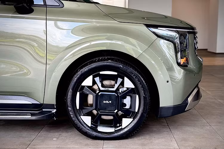 Kia Carnival có hai tùy chọn động cơ. Thứ nhất là bản máy dầu Smartstream CRDi 4 xi-lanh, DOHC, dung tích 2.2L, cho công suất tối đa 199 mã lực và mô-men xoắn cực đại 441 Nm. Động cơ đi kèm với hộp số tự động 8 cấp và hệ dẫn động cầu trước.