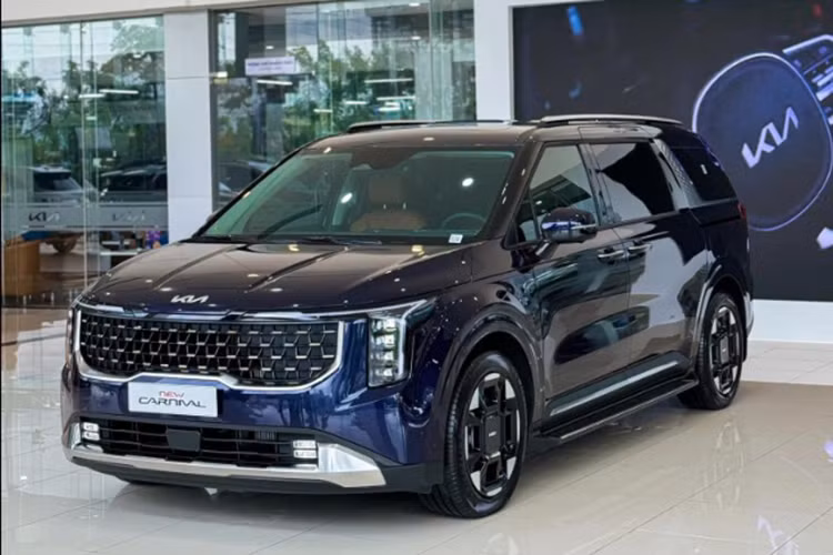 Phần đầu xe Kia Carnival gây ấn tượng với lưới tản nhiệt "mũi hổ" đặc trưng nhưng có thêm viền mạ crôm bao quanh. Xe có cụm đèn pha mới đặt dọc, kết hợp dải đèn LED ban ngày hình chữ T cách điệu. Bên cạnh đó là đèn sương mù nằm hai bên hốc gió trung tâm, cửa lùa chỉnh điện bên sườn và cản sau cải tiến.