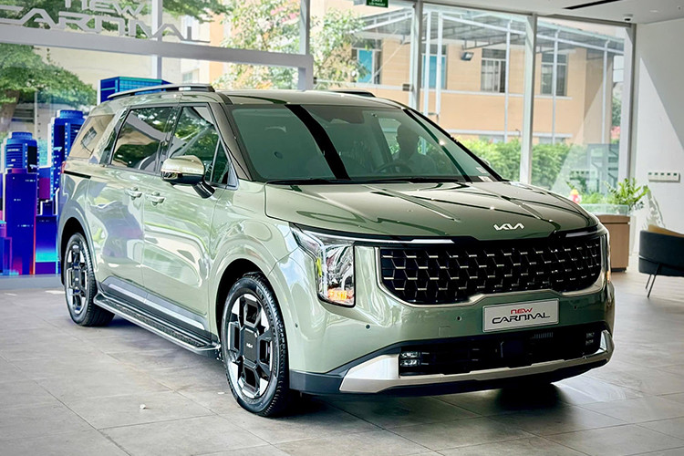 Thứ hai là hệ truyền động hybrid là sự kết hợp của động cơ xăng 4 xi-lanh, tăng áp, dung tích 1.6L với mô-tơ điện và hộp số tự động 6 cấp, cho tổng công suất là 245 mã lực và mô-men xoắn cực đại 366 Nm. Theo công bố của nhà sản xuất, xe tiêu thụ lượng xăng trung bình là 13,5 km/lít (7,4 lít/100 km). Giá xe Kia Carnival 2024 tại Việt Nam cho 4 phiên bản từ 1,3 – 1,59 tỷ đồng.