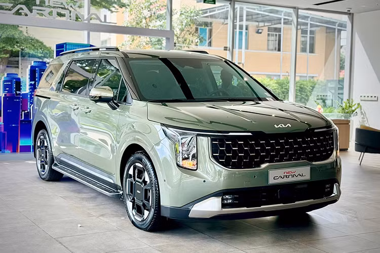 Thứ hai là hệ truyền động hybrid là sự kết hợp của động cơ xăng 4 xi-lanh, tăng áp, dung tích 1.6L với mô-tơ điện và hộp số tự động 6 cấp, cho tổng công suất là 245 mã lực và mô-men xoắn cực đại 366 Nm. Theo công bố của nhà sản xuất, xe tiêu thụ lượng xăng trung bình là 13,5 km/lít (7,4 lít/100 km). Giá xe Kia Carnival 2024 tại Việt Nam cho 4 phiên bản từ 1,3 – 1,59 tỷ đồng.