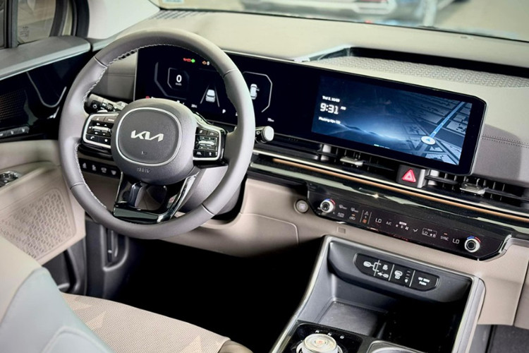 Cụm điều chỉnh hệ thống điều hòa mới gọn gàng và dễ sử dụng hơn. Khu vực cần số cũng được tái thiết kế với cần số dạng núm xoay. Một số trang bị đáng chú ý khác bao gồm camera hành trình, chìa khóa thông minh và gương chiếu hậu kỹ thuật số. Ở các thị trường khác, xe có ghế ngồi dạng công thái học, bọc da cao cấp, tích hợp tính năng sưởi ấm, làm mát và massage.