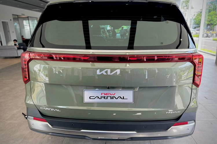 Nổi bật phía đuôi xe là cụm đèn hậu LED được thiết kế với hiệu ứng Starmap 3 chiều với dải LED trang trí kéo dài theo bề ngang thân xe và xuống dưới cản sau. Ngoài đèn hậu, khả năng thiết kế của cản sau và cửa cốp cũng được thay đổi để nhìn hài hòa hơn.