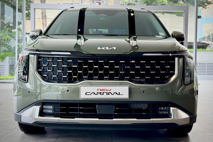 Về trang bị an toàn, dự kiến, Carnival 2024 sẽ được bổ sung hệ thống hỗ trợ lái trên cao tốc Highway Driving Assistance 2 giúp cung cấp khả năng hỗ trợ lái xe bán tự động bằng cách giữ khoảng cách an toàn với các phương tiện khác, duy trì tốc độ đặt trước và giữ làn đường. So với thế hệ đầu tiên, thế hệ mới đã có chức năng hỗ trợ chuyển làn. 