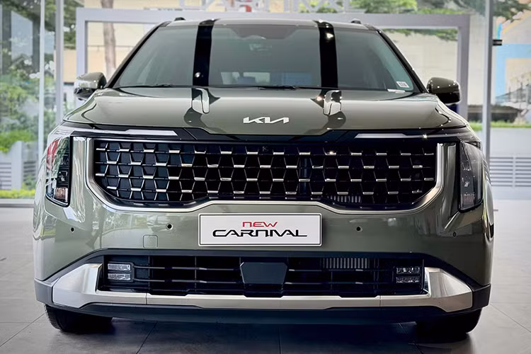 Về trang bị an toàn, dự kiến, Carnival 2024 sẽ được bổ sung hệ thống hỗ trợ lái trên cao tốc Highway Driving Assistance 2 giúp cung cấp khả năng hỗ trợ lái xe bán tự động bằng cách giữ khoảng cách an toàn với các phương tiện khác, duy trì tốc độ đặt trước và giữ làn đường. So với thế hệ đầu tiên, thế hệ mới đã có chức năng hỗ trợ chuyển làn. 