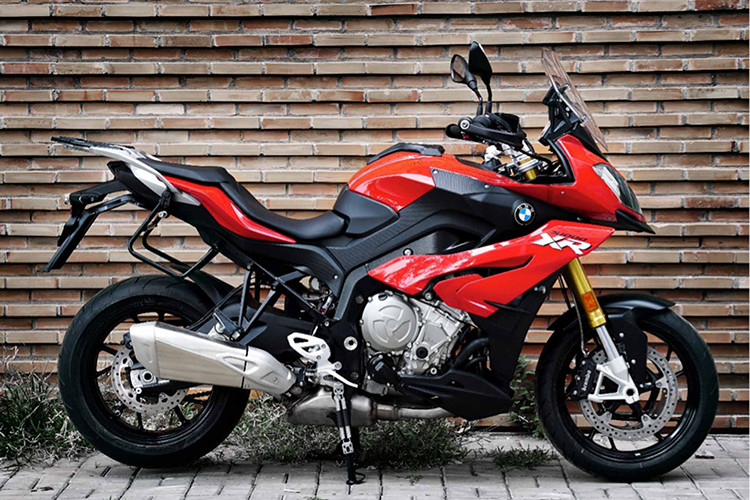 So với "người tiền nhiệm", BMW S1000XR 2019 đã có sự thay đổi khá rõ rệt. Với thiết kế ghi-đông cao kiểu dáng Adventure sẽ giúp người lái có một tư thế ngồi thoải mái hơn khi chạy ở những cung đường trường hoặc đường xấu. Thêm vào đó, cặp phuộc Upside - down hàng hiệu cũng được trang bị trên xe góp phần tạo ra sự êm ái cho người dùng.