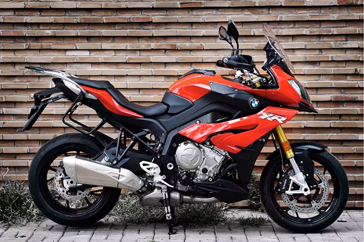 So với "người tiền nhiệm", BMW S1000XR 2019 đã có sự thay đổi khá rõ rệt. Với thiết kế ghi-đông cao kiểu dáng Adventure sẽ giúp người lái có một tư thế ngồi thoải mái hơn khi chạy ở những cung đường trường hoặc đường xấu. Thêm vào đó, cặp phuộc Upside - down hàng hiệu cũng được trang bị trên xe góp phần tạo ra sự êm ái cho người dùng.