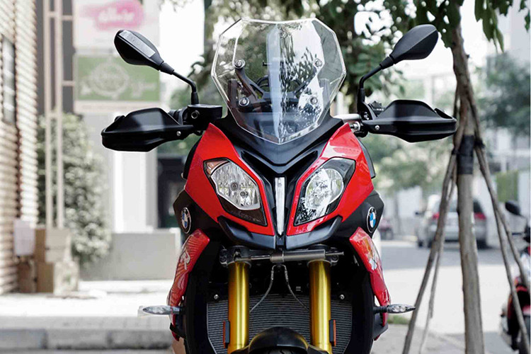 S1000XR 2019 có 4 chế độ lái khác nhau bao gồm Dynamic, Dynamic Pro, Road và Rain. Cả bốn chế độ lái này đã được tuỳ chỉnh để phù hợp nhất với người lái trên từng cung đường khác nhau. Ngoài ra, BMW còn có thêm gói tuỳ chọn riêng dành cho S1000XR 2019 với hệ thống hỗ trợ sang số nhanh Gear Shift Assist Pro (Up – Down) và hệ thống phanh ABS Pro cao cấp hơn giúp ổn định xe khi phanh lúc đang vào cua.