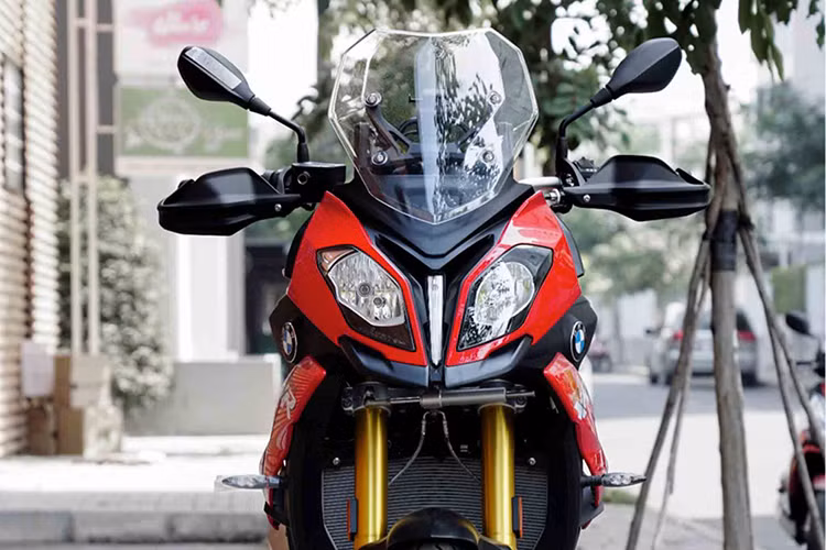 S1000XR 2019 có 4 chế độ lái khác nhau bao gồm Dynamic, Dynamic Pro, Road và Rain. Cả bốn chế độ lái này đã được tuỳ chỉnh để phù hợp nhất với người lái trên từng cung đường khác nhau. Ngoài ra, BMW còn có thêm gói tuỳ chọn riêng dành cho S1000XR 2019 với hệ thống hỗ trợ sang số nhanh Gear Shift Assist Pro (Up – Down) và hệ thống phanh ABS Pro cao cấp hơn giúp ổn định xe khi phanh lúc đang vào cua.