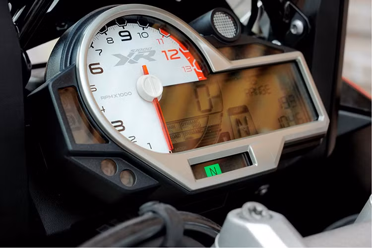 Một điểm thú vị trên S1000XR 2019 là xe đã loại bỏ được nhược điểm rung tay lái khi chạy ở tốc độ cao vốn đã đi sâu vào tiềm thức của các fan. BMW còn trang bị trên mẫu motor Adventure này chức năng sưởi ấm tay lái, kiểm soát hành trình Cruise control như ô tô... Đây đều là những trang bị đắt giá và rất được lòng người dùng.