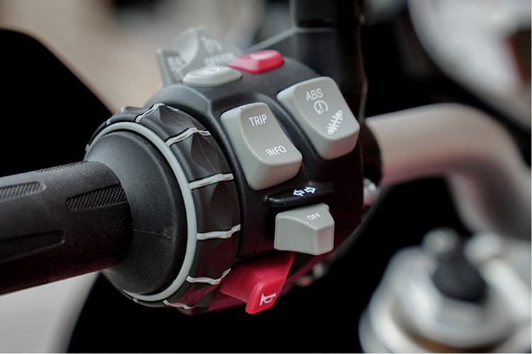 Ngoài ra, BMW trang bị trên S1000XR 2019 khối động cơ 4 xi-lanh thẳng hàng dung tích 999cc cho công suất tối đa 165 mã lực và 114 Nm mô-men xoắn. Nhờ vậy, xe có thể tăng tốc từ 0 - 100 km/h chỉ với 4 giây.