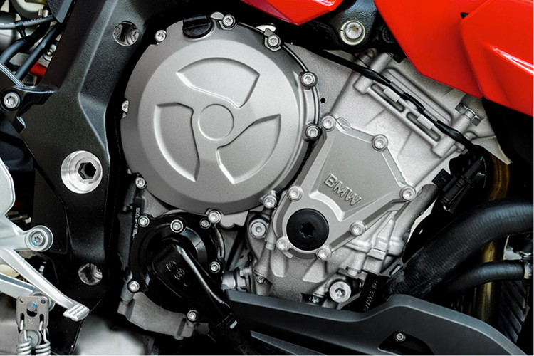 Hiện BMW Motorrad Việt Nam đang phân phối mẫu xe BMW S1000XR 2019 mới với 2 màu sắc tuỳ chọn: Đỏ - Racing Red và Special HP (Trắng - Light White / Xanh - Racing Blue Metallic / Đỏ - Racing Red).