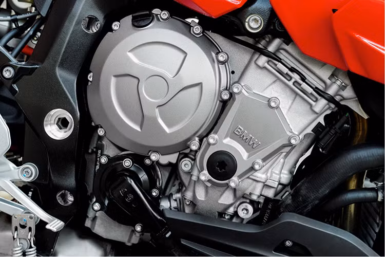 Hiện BMW Motorrad Việt Nam đang phân phối mẫu xe BMW S1000XR 2019 mới với 2 màu sắc tuỳ chọn: Đỏ - Racing Red và Special HP (Trắng - Light White / Xanh - Racing Blue Metallic / Đỏ - Racing Red).