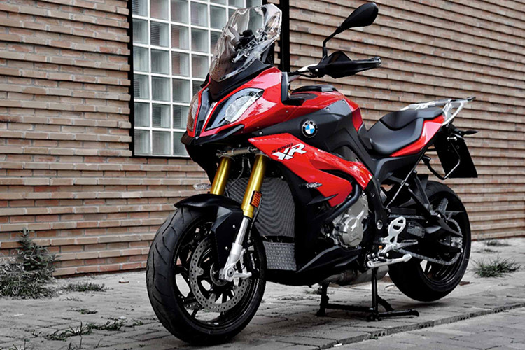 Mẫu xe môtô BMW S1000XR 2019 được nhập khẩu về nước theo diện chính hãng do THACO phân phối. Xe sở hữu ngoại hình đậm chất thể thao, đa dụng cùng khối động cơ mạnh mẽ đời mới hứa hẹn giúp các Biker thoả mãn niềm đam mê tốc độ. 