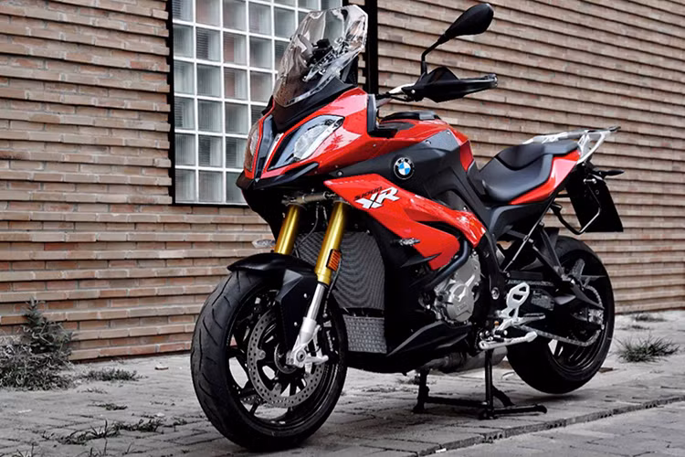 Mẫu xe môtô BMW S1000XR 2019 được nhập khẩu về nước theo diện chính hãng do THACO phân phối. Xe sở hữu ngoại hình đậm chất thể thao, đa dụng cùng khối động cơ mạnh mẽ đời mới hứa hẹn giúp các Biker thoả mãn niềm đam mê tốc độ. 