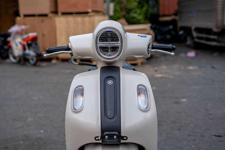 Mẫu xe ga Yamaha Fazzio 2025 tiếp tục duy trì phong cách thiết kế bo tròn, mềm mại ở mọi góc cạnh, tạo cảm giác trẻ trung và hiện đại. Dòng xe này chủ yếu hướng đến khách hàng nữ, tương tự như các mẫu xe tay ga phổ biến khác như Honda Vision, Lead hay Yamaha Grande và Janus.